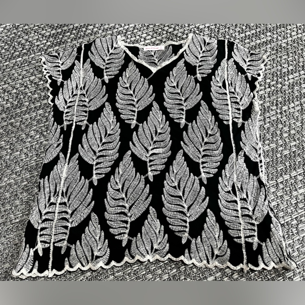 Ana & Rose | Black and White Leaf Pattern Top